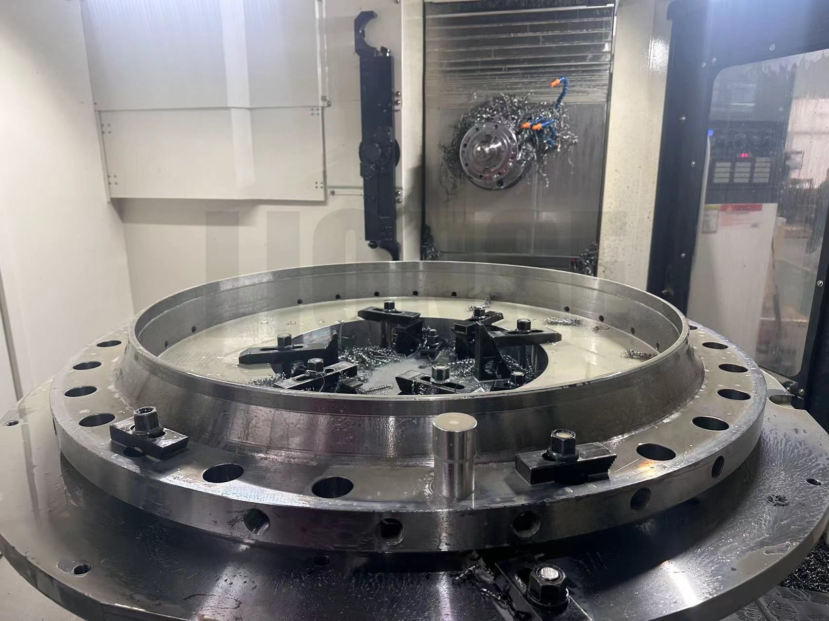 ¿Cómo garantizar la verticalidad del orificio al perforar bridas de gran diámetro?