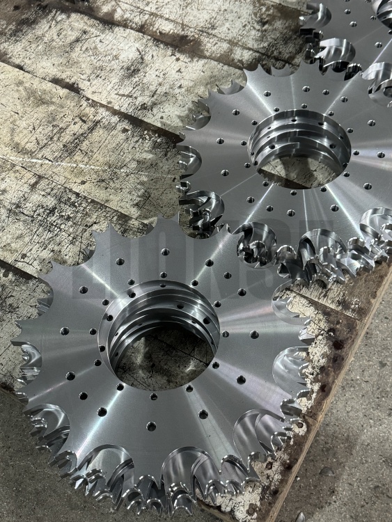 ¿Cuál es la función principal de una rueda dentada en equipos mecánicos?