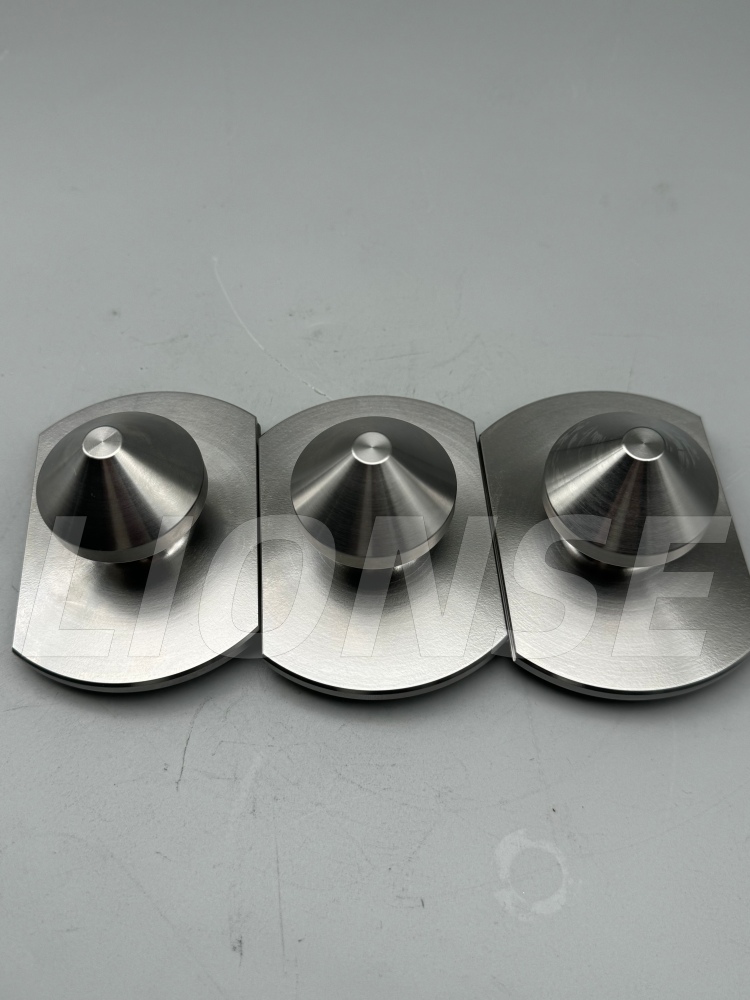 Perno de tracción de localización de superficie cónica